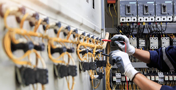 Professional Electrician technician working in Pomona, KS